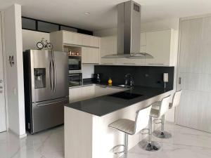 Luxury apt! Guest friendly! Great location! Jacuzzi, Gym, Security!