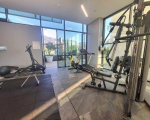 Luxury apt! Guest friendly! Great location! Jacuzzi, Gym, Security!