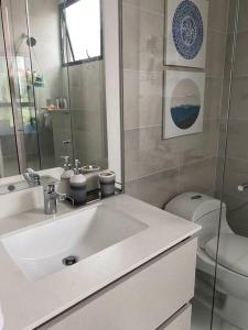 Luxury apt! Guest friendly! Great location! Jacuzzi, Gym, Security!