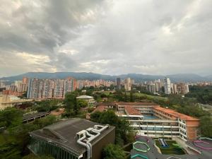 Luxury apt! Guest friendly! Great location! Jacuzzi, Gym, Security!