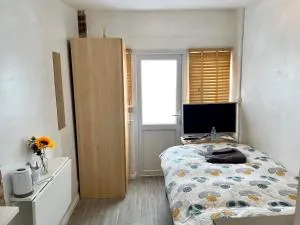 Rooms at EEJ - Eltham