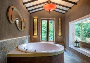 Cabana Boutique na Serra com piscina natural