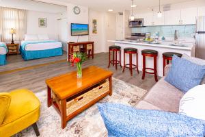 Waikiki Banyan condo - ocean views & beach access