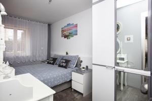 Apartments with parking space Sibenik - 22886