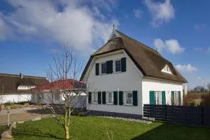 Haus in idyllischer Lage mit Terrasse und eingezäunten Garten - Ferienhaus Linea - Fährhof