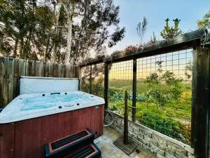 Canyon Breeze - Private Home with Hot Tub & Views - Sabre Springs