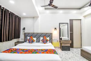 Via SR Royale - Nr Sealdah Station