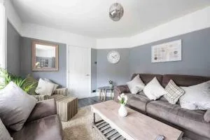 Beautiful 4 Bedroom House by the River - South Stoneham