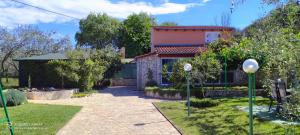 House Vugrinec with garden and parking