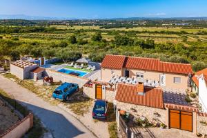 Family rural holiday home - pool - big terrace 