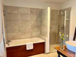 Maisons de vacances Domaine Solognot avec Bar, Sauna, Jacuzzi, Piscine : photos des chambres