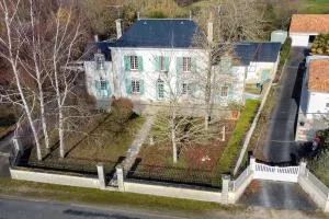 La Charmille - Grande maison bourgeoise, 35 Kms du Futuroscope - Archigny