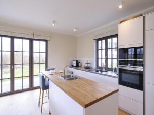 Reetland am Meer - LuxusPlus Reetdachvilla mit 4 Schlafzimmern, Außensauna, Loungebereich und Kamin H06