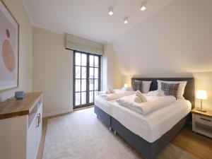 Reetland am Meer - Luxus Reetdachvilla mit 3 Schlafzimmern, Sauna und Kamin H07