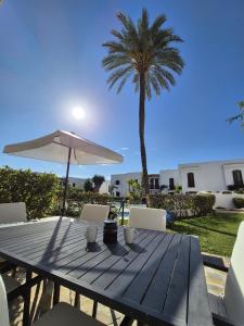 Estepona - Playa - Villa con amplia terraza abierta a la piscina EL12