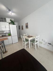 Luminoso y con Airco - D4 - frente a la piscina en Mareverde