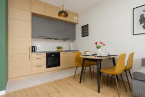 Apartment with Parking and Balcony in Mokotów by Noclegi Renters