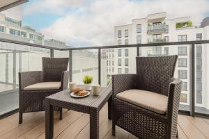 Apartment with Parking and Balcony in Mokotów by Noclegi Renters