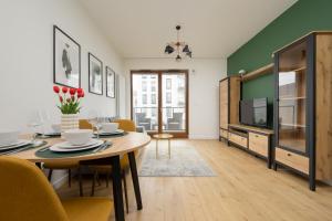 Apartment with Parking and Balcony in Mokotów by Noclegi Renters