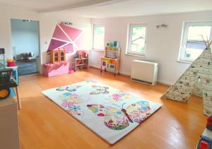 Ferienhaus Eden Frankenblick I Rennsteig I Thüringer Wald I Wandern I Naturnah I nahe Skipiste l Spielzimmer I Waschmaschine I kostenlos parken I WLAN I Spülmaschine I Familien-Ferienhaus I Waldwege und Wanderwege