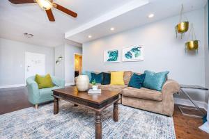 Downtown ! King bed 24 concierge! Onsite Parking LM903