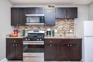 Downtown ! King bed 24 concierge! Onsite Parking LM903