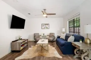 Charming 2 bedroom unit with large yard - Sunset Valley