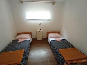 Simple room for 2 with bathroom close to the sea