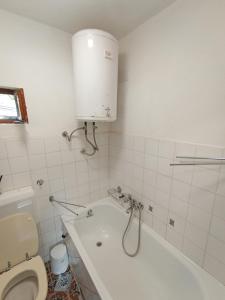 Simple room for 2 with bathroom close to the sea