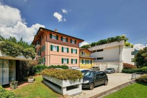 Villa mit 3 Schlafzimmern, Balkonen und Innenhof