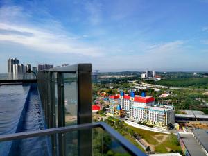 HostaHome Suites at Afiniti Residence walk to Legoland