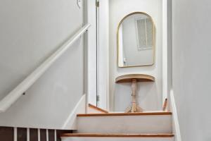 Beautiful Renovated Apartment One Block from King