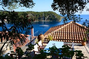 Zaros House. Two-Bedroom Traditional House with Sea Views in Kioni.