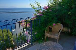 Zaros House. Two-Bedroom Traditional House with Sea Views in Kioni.