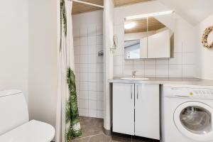 Laksen 64 - Cottage By The Town, Beach, And Golf Course
