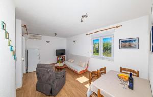 Amazing Apartment In Okrug Gornji 