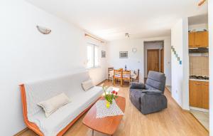 Amazing Apartment In Okrug Gornji 