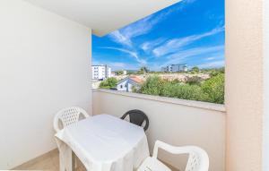 Amazing Apartment In Okrug Gornji 