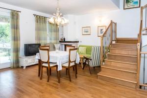 S287 - Sirolo, villetta con giardino vicino al centro