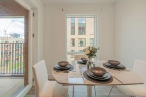 Modern 2 bed, 2 bath flat- Colindale, London- Professionals, Groups, Corporate, Contractors, Family