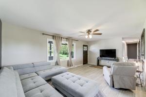 Dry Ridge Farmhouse with Hot Tub and Game Room!