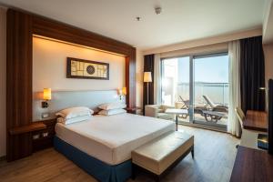 Suite King con 1 Camera da Letto, Divano-Letto, Balcone e Vista Porto
