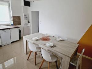 Maisons de vacances Maison Tout equipee avec jardin : photos des chambres