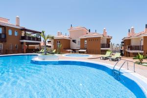 Beautiful Flat with heated pool near the beach