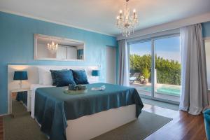 King Room with Pool View room in Monvidal Residence