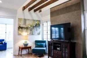 Downtown Retreat - 2BR Oasis - 兰开斯特