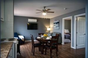 2 Bedroom Harbor Front Condo 9L