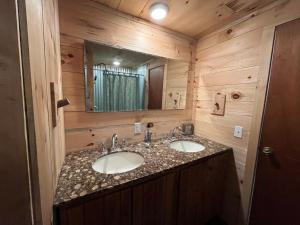 Willow Point Cabin Brenchly Lake