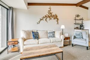 Kimberling City Condo with Lake Views and Pool Access