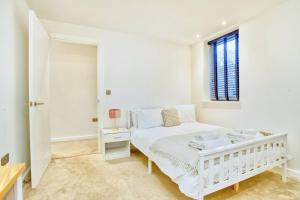 Pass the Keys Motherby 1 · Central House with a Garde